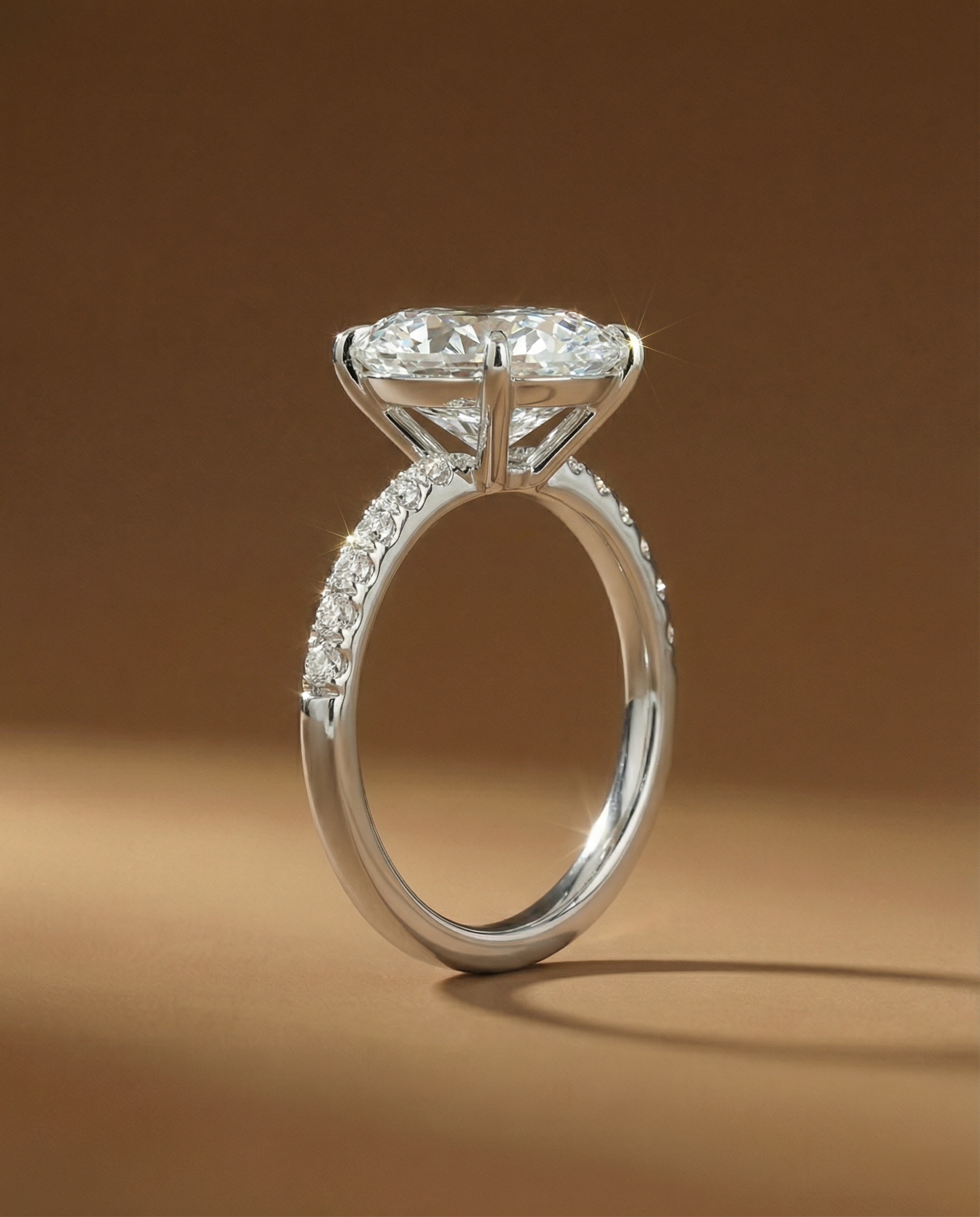 แหวนเพชรรูปไข่ ตัวเรือนเพชรบ่าข้าง Low Setting Design