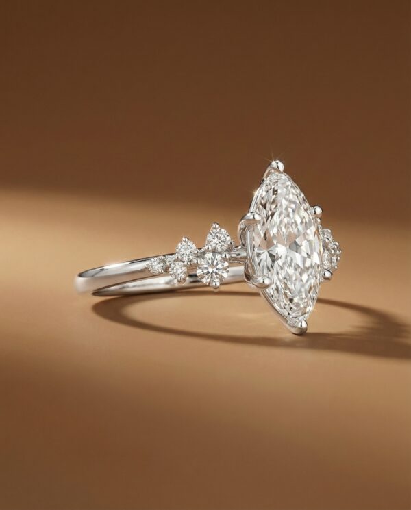 แหวนเพชร Marquise ตัวเรือนมีเพชรข้างไล่ไซส์ ข้างละ 5 เม็ด จากแบรนด์ KOS