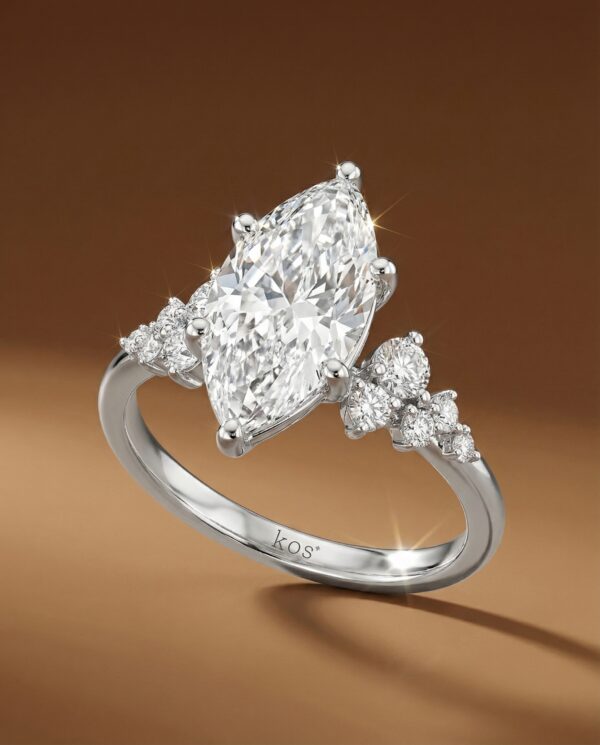 แหวนเพชร Marquise ตัวเรือนมีเพชรข้างไล่ไซส์ ข้างละ 5 เม็ด จากแบรนด์ KOS