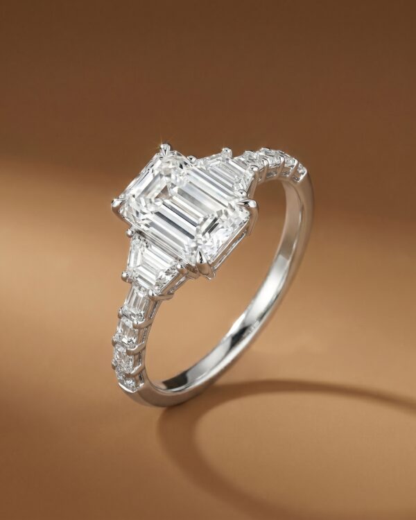 แหวนเพชร Emerald Lover Ring