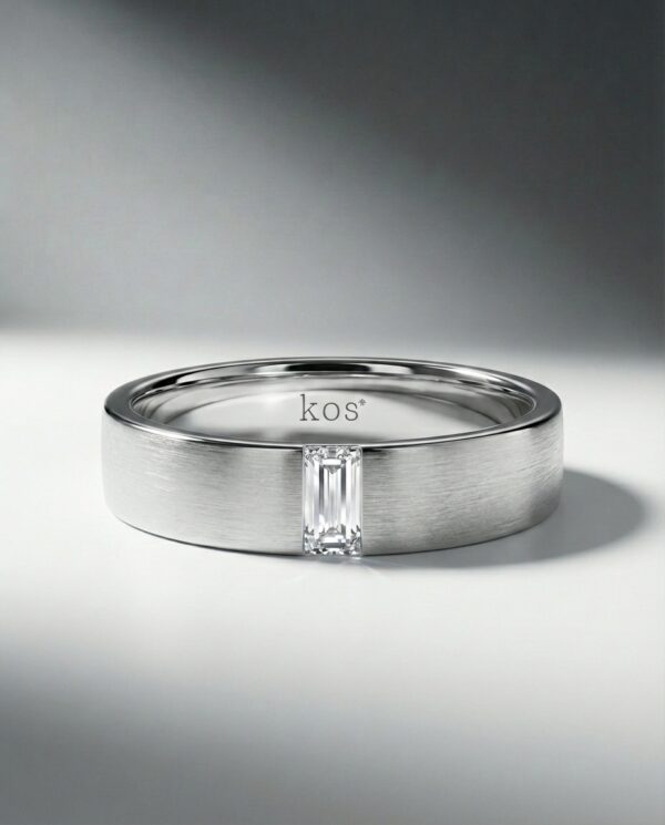 แหวนผู้ชาย KOS ฝังเพชรทรงสี่เหลี่ยม Baguette Cut ตัวเรือนสีเงินขัดด้าน
