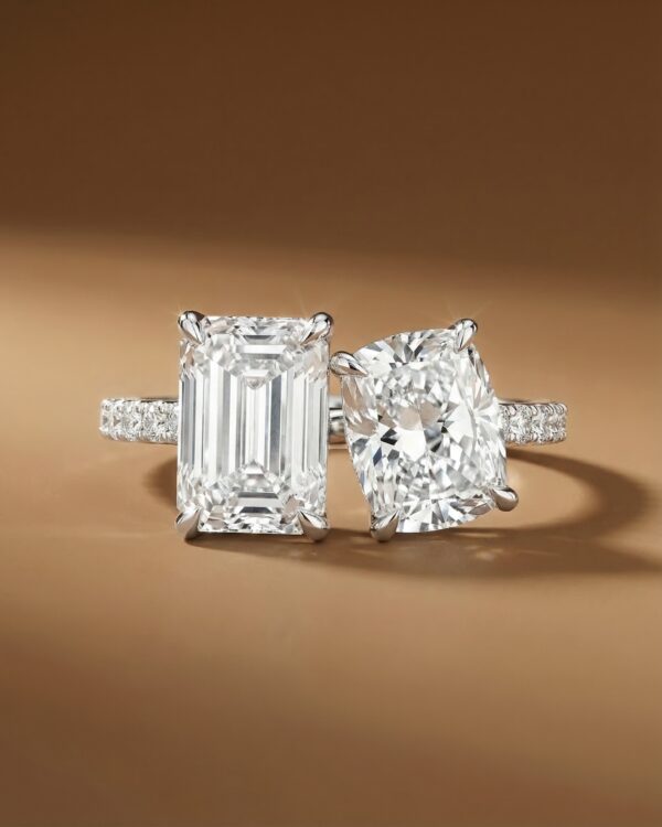 แหวนเพชร-Toi-et-Moi-Emerald-Cushion-Cut