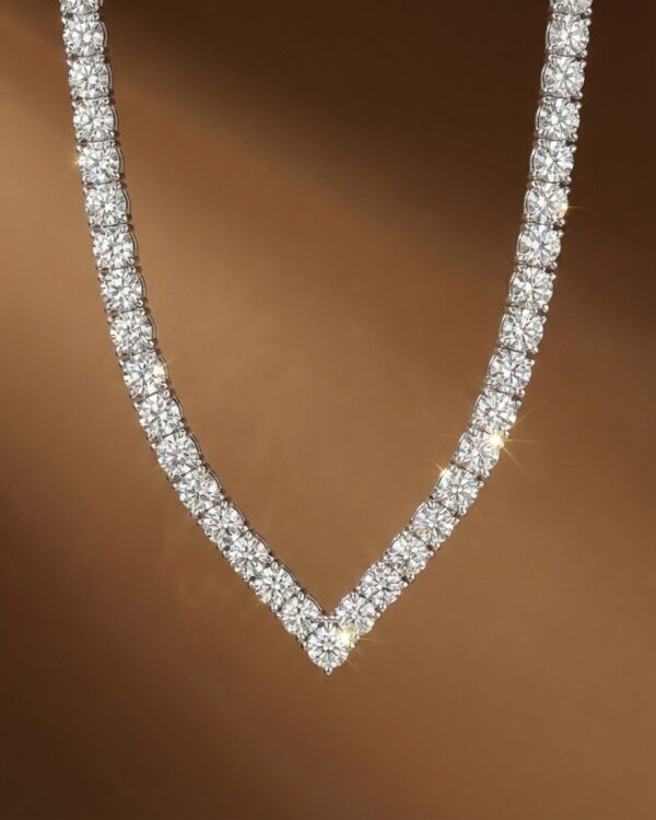 สร้อยคอเพชรรูปทรง V