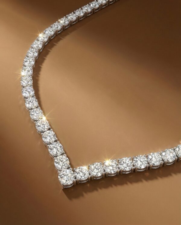 สร้อยคอเพชรรูปทรง V