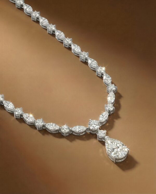 สร้อยคอเพชรสำหรับเจ้าสาว เพชรกลมสลับมาคี จี้เพชรหยดน้ำ