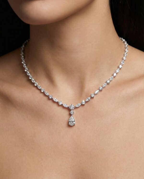 สร้อยคอเพชรสำหรับเจ้าสาว เพชรกลมสลับมาคี จี้เพชรหยดน้ำ