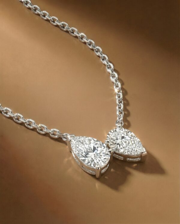 สร้อยคอจี้เพชรหยดน้ำ 2 เม็ด วางชิดกัน ดีไซน์สวยหรู