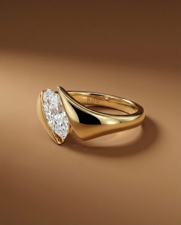 แหวนเพชรทรง Marquise วางเฉียงบนตัวเรือนทองคำแท้ดีไซน์โมเดิร์น