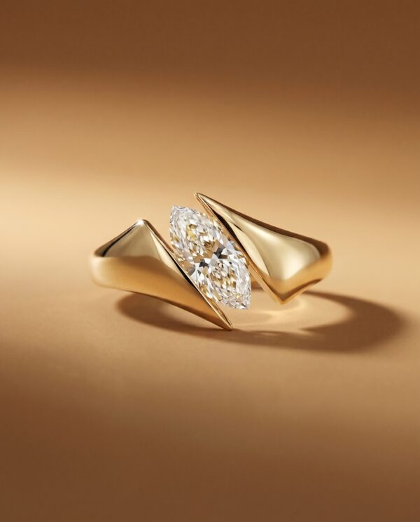 แหวนเพชรทรง Marquise วางเฉียงบนตัวเรือนทองคำแท้ดีไซน์โมเดิร์น