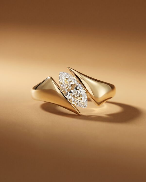 แหวนเพชรทรง Marquise วางเฉียงบนตัวเรือนทองคำแท้ดีไซน์โมเดิร์น