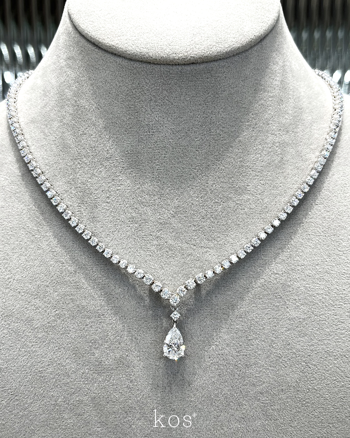 สร้อยคอเพชรเทนนิส V-shape พร้อมจี้เพชรหยดน้ำ