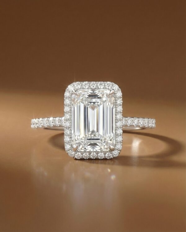 แหวนเพชร Emerald ตัวเรือนเพชรล้อม และเพชรบ่าข้าง