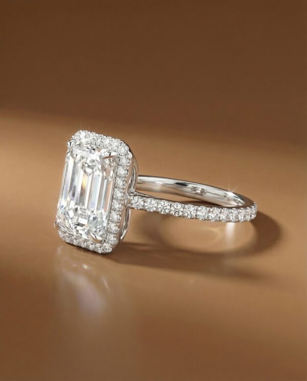 แหวนเพชร Emerald ตัวเรือนเพชรล้อม และเพชรบ่าข้าง