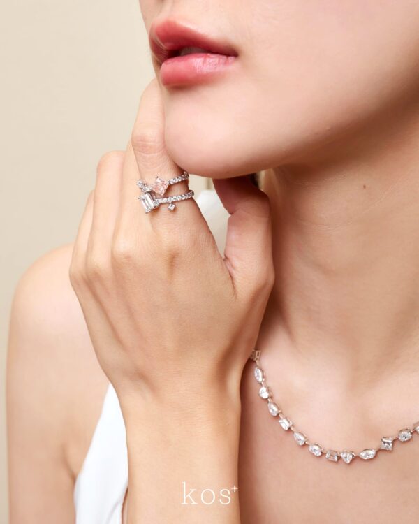 แหวนเพชรแท้ดีไซน์ทันสมัยประดับเพชรสีชมพูและขาว สำหรับขอแต่งงาน โดย kos