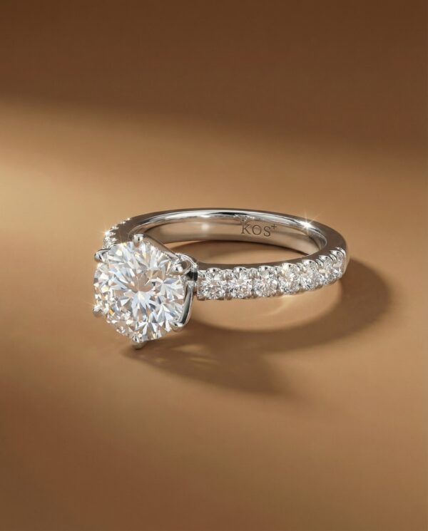 แหวนเพชรกลม ตัวเรือนมีเพชรบ่าข้าง ดีไซน์ Classic