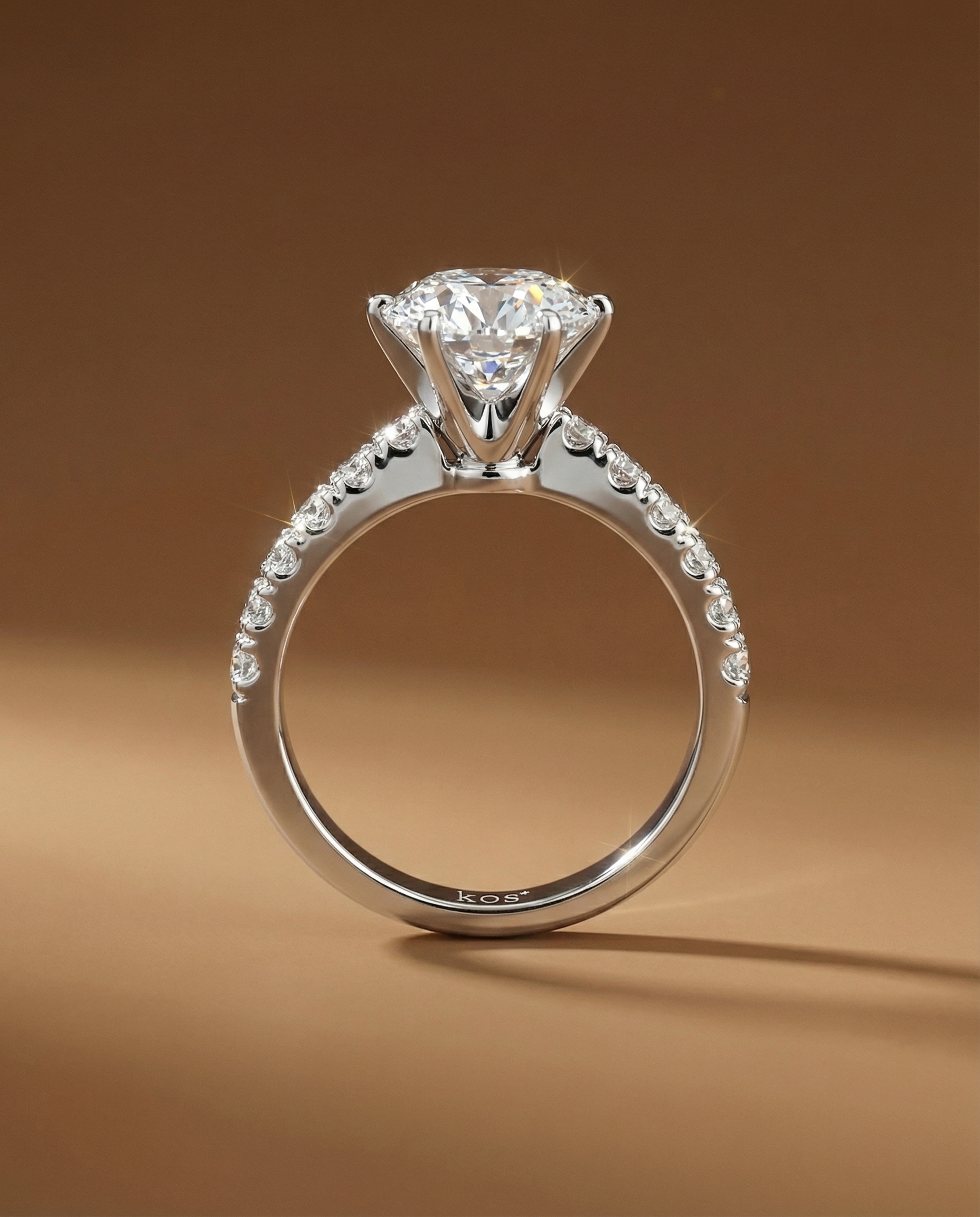 แหวนเพชรกลม ตัวเรือนมีเพชรบ่าข้าง ดีไซน์ Classic