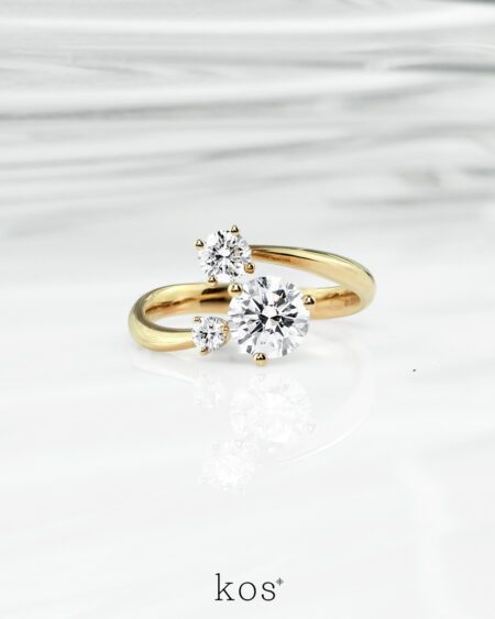 แหวนหมั้นเพชร 3 เม็ด ดีไซน์โมเดิร์น ตัวเรือนทองคำแท้จาก Kos สัญลักษณ์อดีต ปัจจุบัน อนาคต