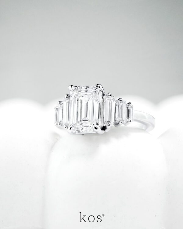 แหวนหมั้นเพชร Emerald Cut ตัวเรือนทองคำขาว ประดับเพชรบาแกตต์จาก Kos