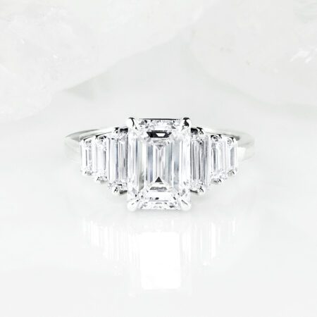 แหวนหมั้นเพชร Emerald Cut ตัวเรือนทองคำขาว ประดับเพชรบาแกตต์จาก Kos