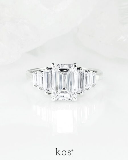 แหวนหมั้นเพชร Emerald Cut ตัวเรือนทองคำขาว ประดับเพชรบาแกตต์จาก Kos