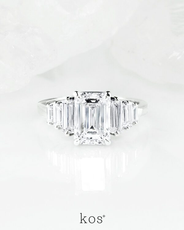 แหวนหมั้นเพชร Emerald Cut ตัวเรือนทองคำขาว ประดับเพชรบาแกตต์จาก Kos