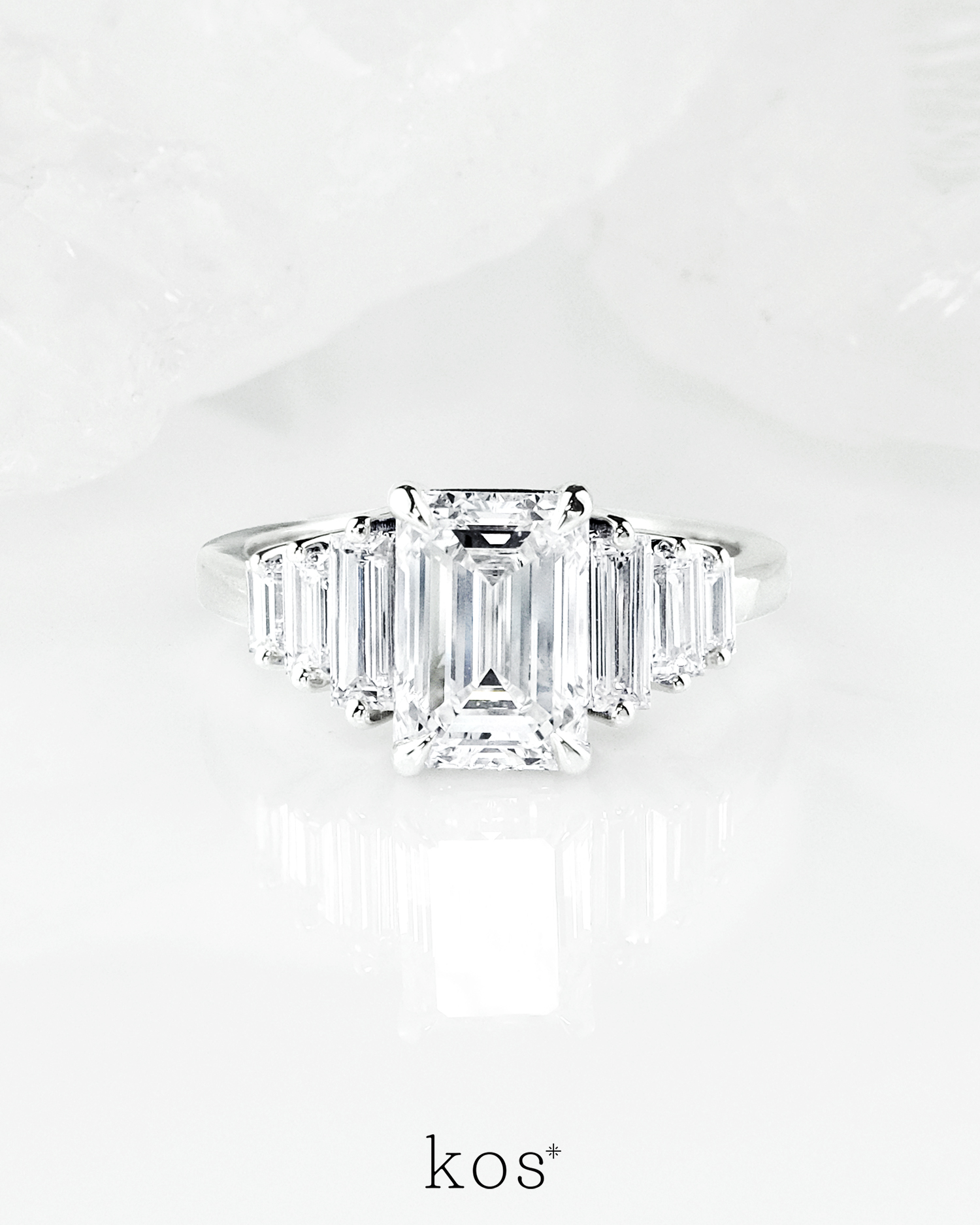 แหวนหมั้นเพชร Emerald Cut ตัวเรือนทองคำขาว ประดับเพชรบาแกตต์จาก Kos