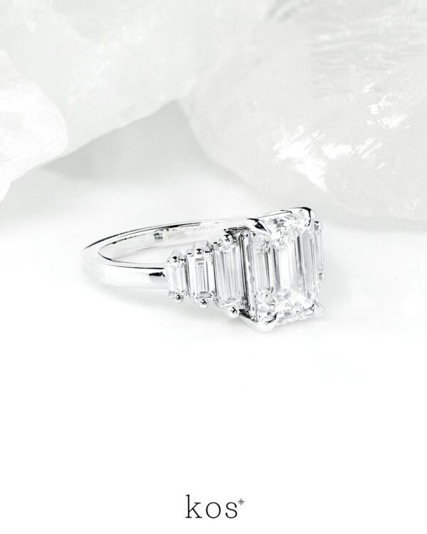แหวนหมั้นเพชร Emerald Cut ตัวเรือนทองคำขาว ประดับเพชรบาแกตต์จาก Kos