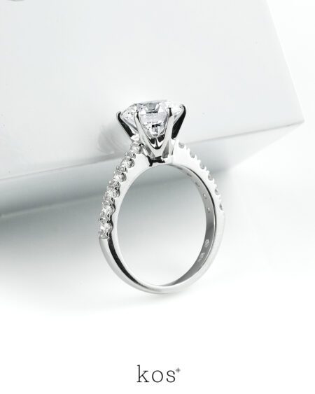 แหวนหมั้นเพชรกลมชูเม็ดเดียว ตัวเรือนทองคำขาวประดับเพชรบ่าข้างจาก Kos