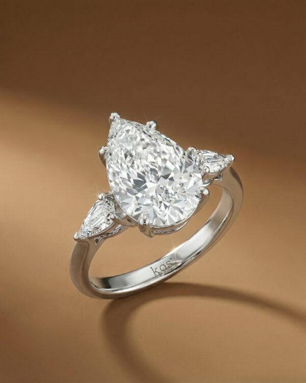 แหวนเพชรหยดน้ำ ตัวเรือน 3 stone เพชรข้างเป็น Pear Step Cut Diamond