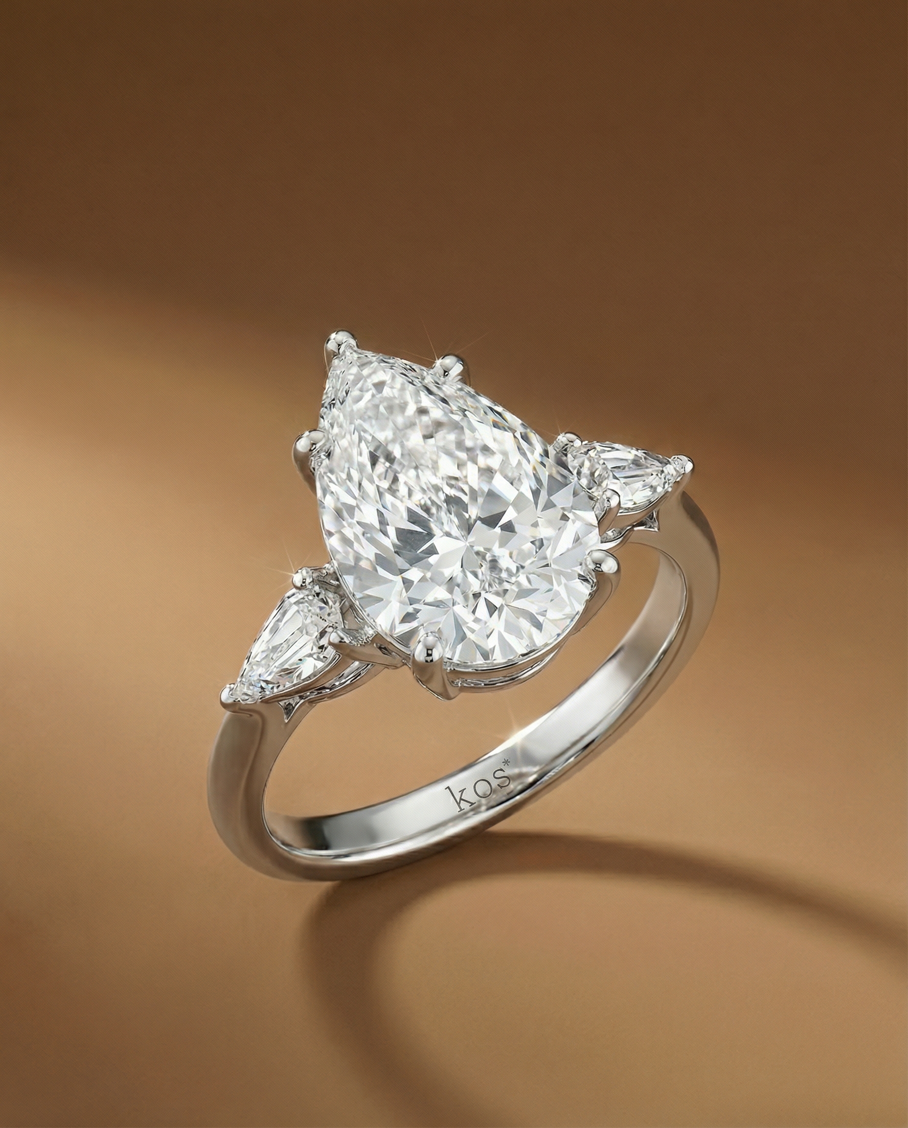 แหวนเพชรหยดน้ำ ตัวเรือน 3 stone เพชรข้างเป็น Pear Step Cut Diamond