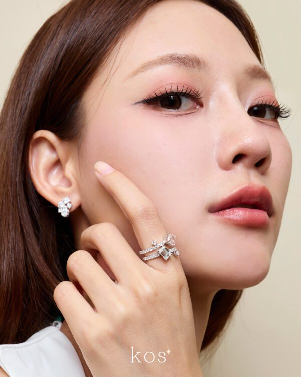 แหวนเพชรแท้ดีไซน์ทันสมัยประดับเพชรสีชมพูและขาว สำหรับขอแต่งงาน โดย kos