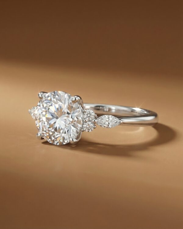 แหวนหมั้นเพชรกลมเม็ดกลาง ตัวเรือนทองคำขาว ประดับเพชรมาคีส์บ่าข้าง จาก Kos