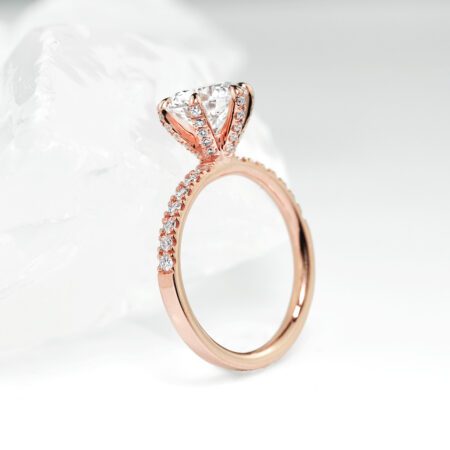 แหวนหมั้นเพชรทรงกลม Bellezza บนตัวเรือน Rose Gold ประดับเพชร Pavé มองจากด้านข้าง เน้นความหรูหราและประกายเพชร