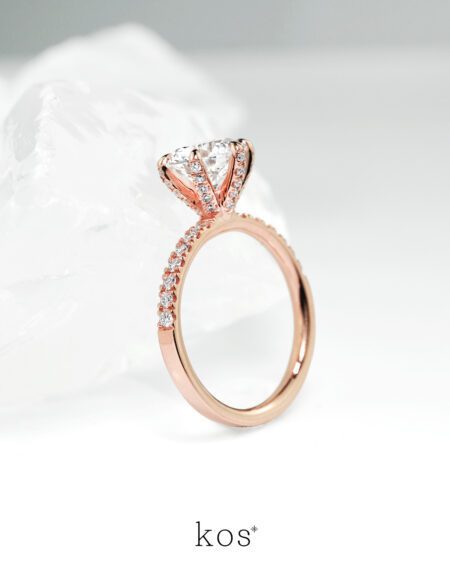 แหวนหมั้นเพชรทรงกลม Bellezza บนตัวเรือน Rose Gold ประดับเพชร Pavé มองจากด้านข้าง เน้นความหรูหราและประกายเพชร