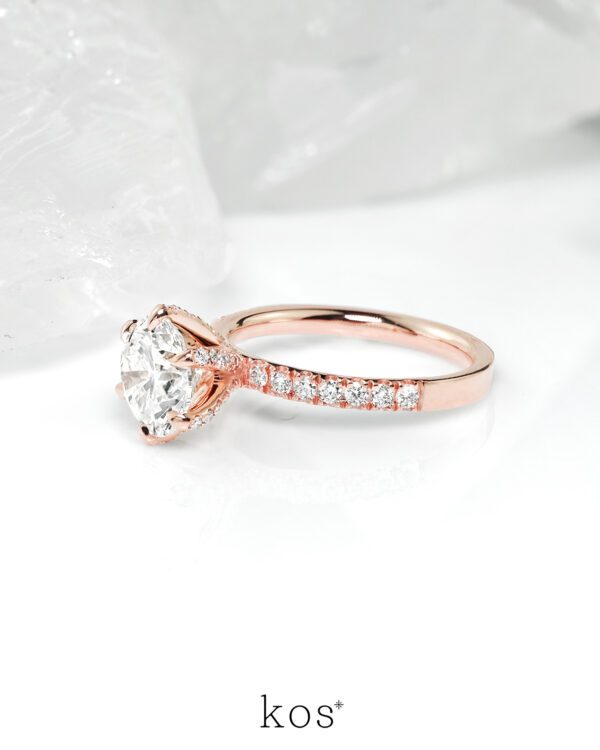 แหวนหมั้นเพชรทรงกลม Bellezza บนตัวเรือน Rose Gold ประดับเพชร Pavé มองจากด้านข้าง เน้นความหรูหราและประกายเพชร