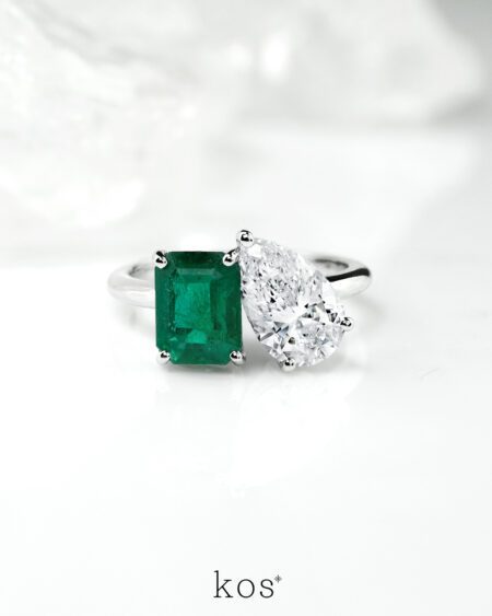 แหวน "Toi et Moi" มรกตธรรมชาติและเพชรทรง Pear-Cut