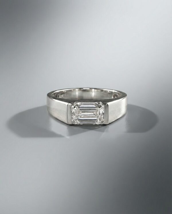 แหวนเพชร Emerald Cut ดีไซน์แนวนอน ตัวเรือนสีเงินขัดด้าน