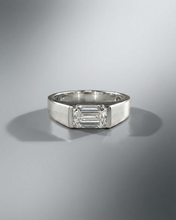 แหวนเพชร Emerald Cut ดีไซน์แนวนอน ตัวเรือนสีเงินขัดด้าน