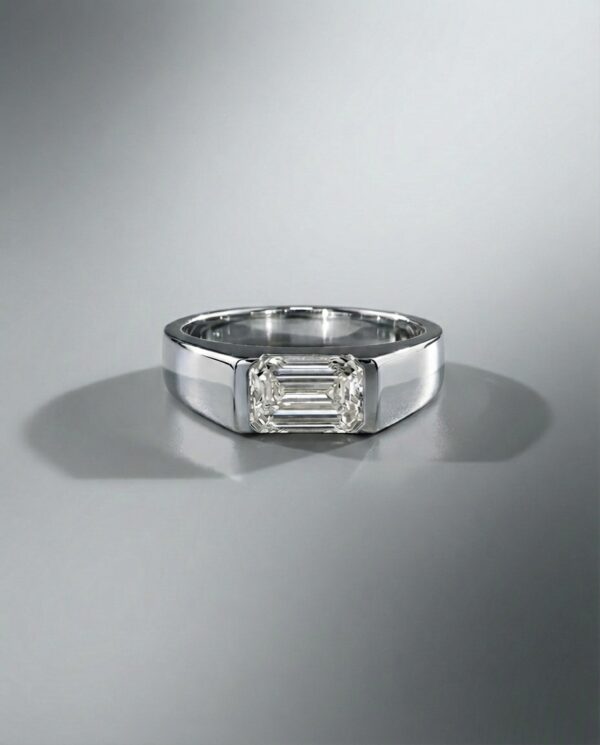 แหวนเพชร Emerald Cut ดีไซน์แนวนอน ตัวเรือนสีเงินขัดเงา