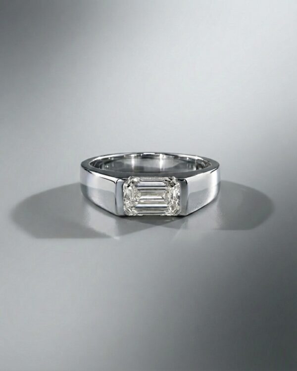 แหวนเพชร Emerald Cut ดีไซน์แนวนอน ตัวเรือนสีเงินขัดเงา