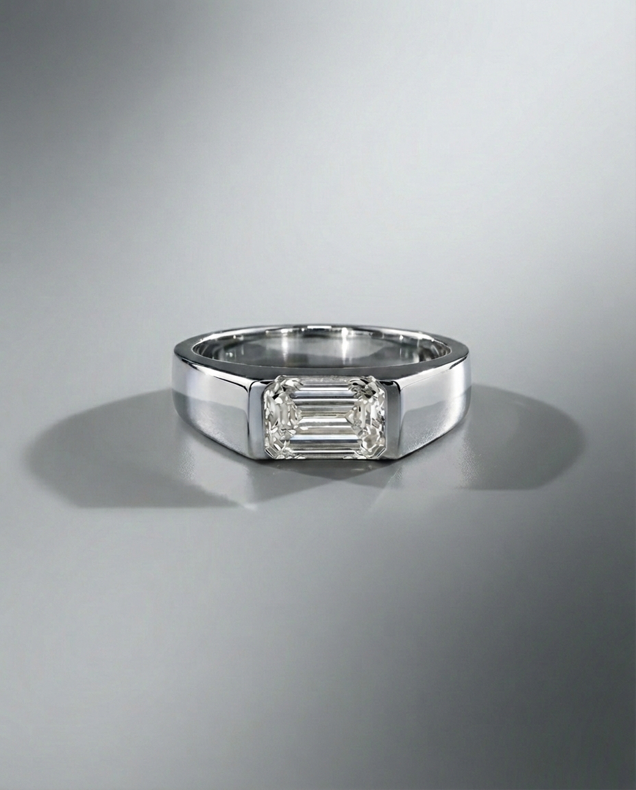 แหวนเพชร Emerald Cut ดีไซน์แนวนอน ตัวเรือนสีเงินขัดเงา