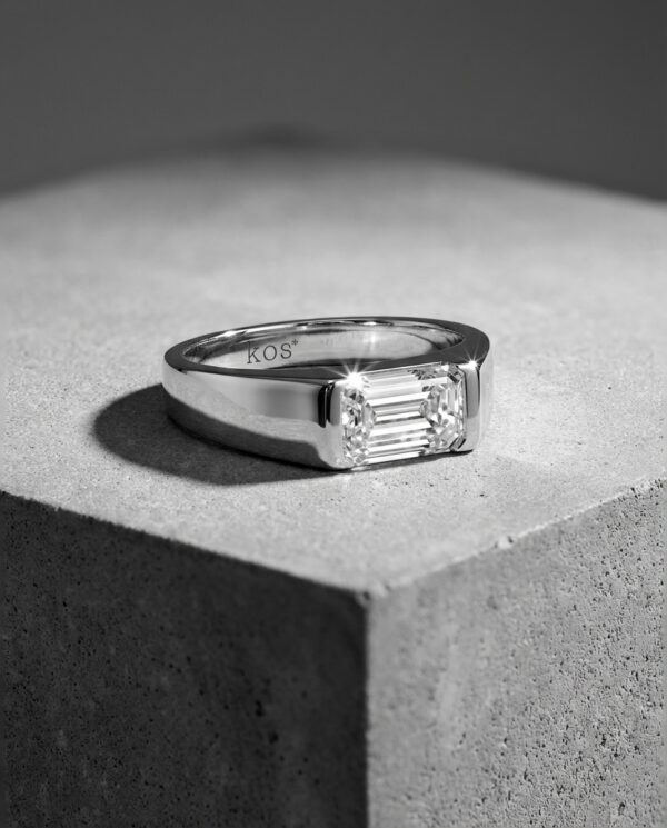 แหวนเพชร Emerald Cut ดีไซน์แนวนอน ตัวเรือนสีเงินขัดด้าน