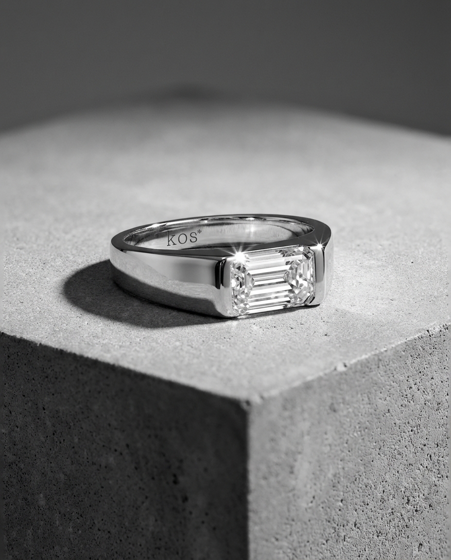 แหวนเพชร Emerald Cut ดีไซน์แนวนอน ตัวเรือนสีเงินขัดด้าน