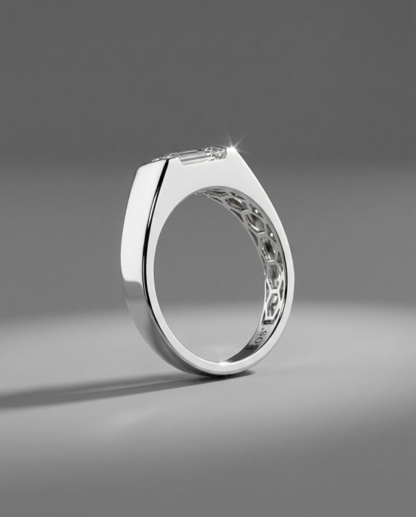 แหวนเพชร Emerald Cut ดีไซน์แนวนอน ตัวเรือนสีเงินขัดด้าน