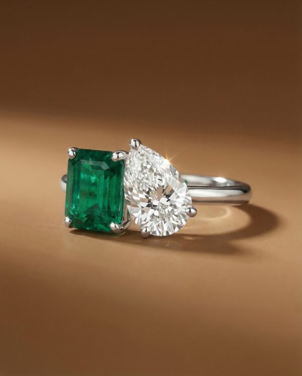 แหวนเพชร Toi et Moi เพชรหยดน้ำคู่กับมรกตสีเขียวทรง Emerald Cut