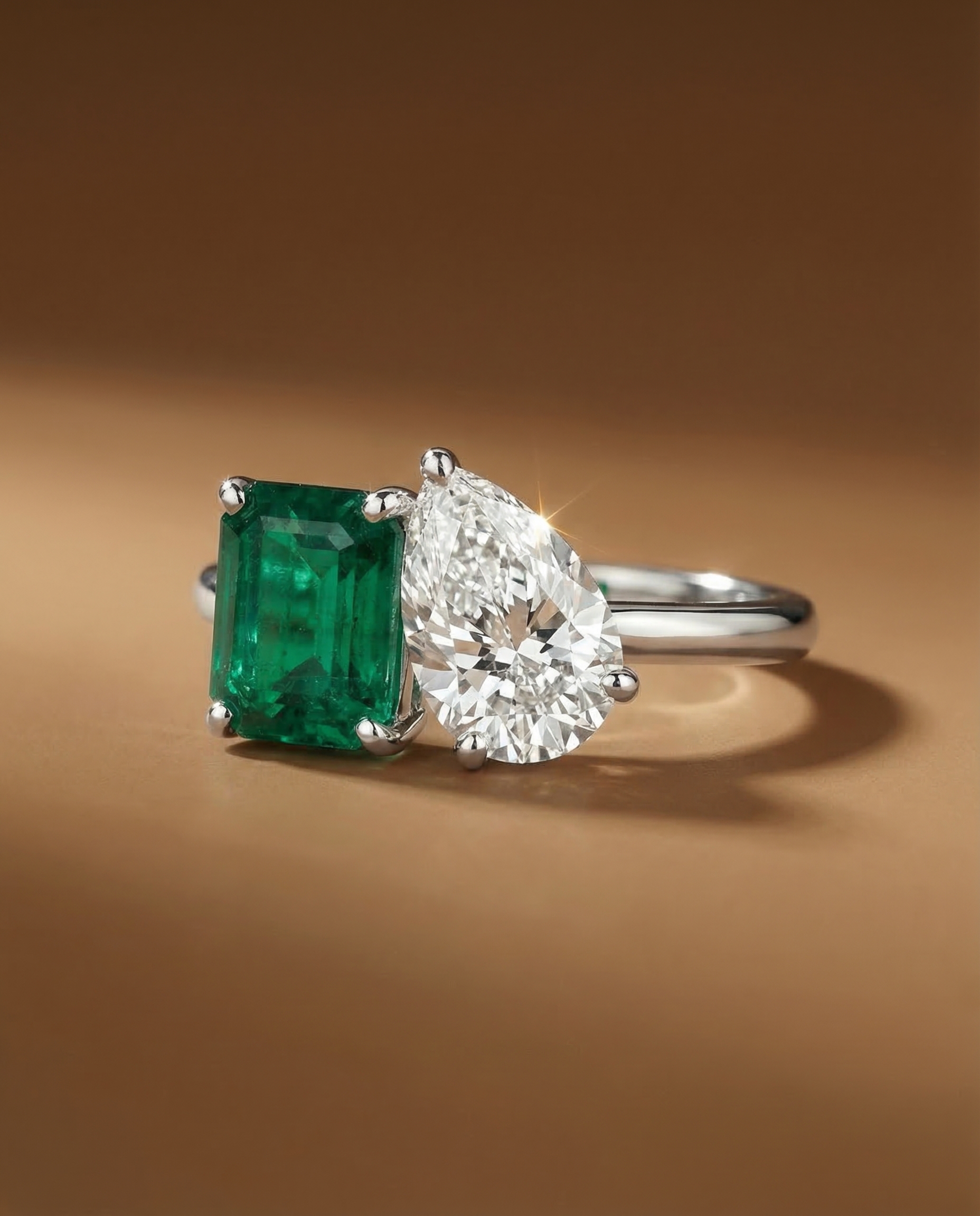 แหวนเพชร Toi et Moi เพชรหยดน้ำคู่กับมรกตสีเขียวทรง Emerald Cut