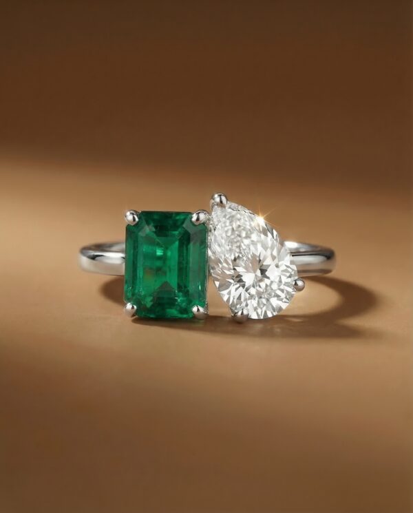 แหวนเพชร Toi et Moi เพชรหยดน้ำคู่กับมรกตสีเขียวทรง Emerald Cut