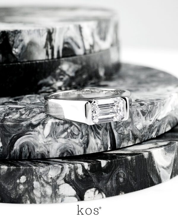 แหวนเพชรผู้ชายดีไซน์ทันสมัย โชว์เพชรทรง Emerald Cut 1.5 กะรัต