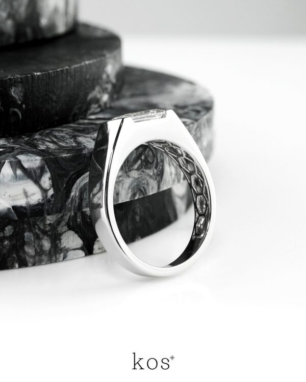 แหวนเพชรผู้ชายดีไซน์ทันสมัย โชว์เพชรทรง Emerald Cut 1.5 กะรัต