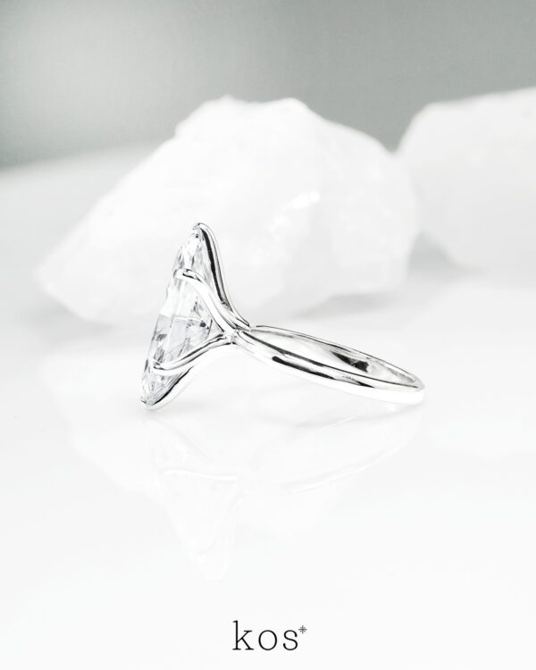 แหวนเพชร Elara Marquise Solitaire ตัวเรือนทองคำขาว 18K ประดับเพชรทรง Marquise
